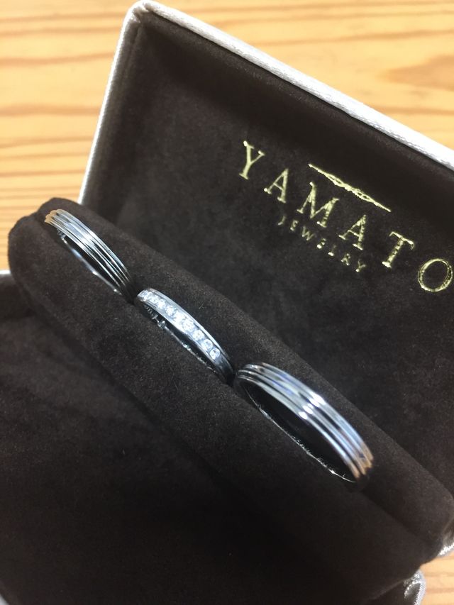 中央は同ブランドのDear。
婚約指輪として同店舗で購入。