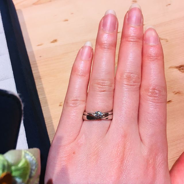 上がダイヤ付きの婚約指輪で、それに合わせた結婚指輪です