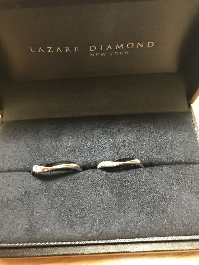 メレダイヤがとても綺麗に輝いており、V字が指にフィットします