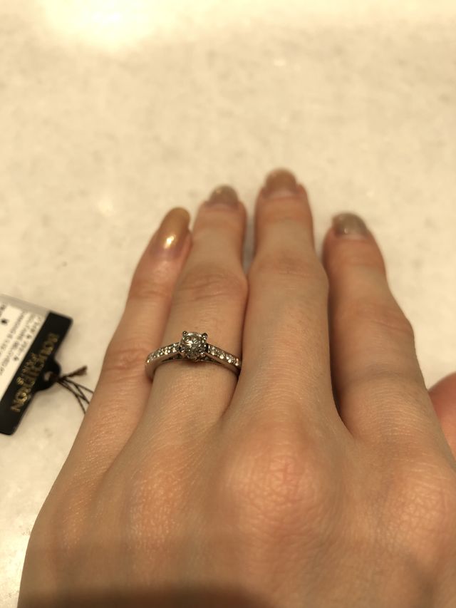 0.32カラットです。ダイヤモンドのクオリティも最高です。