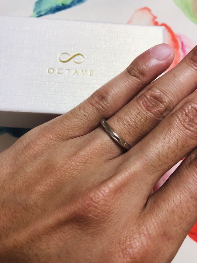 肌が黒い私にとても輝いて見える指輪です。