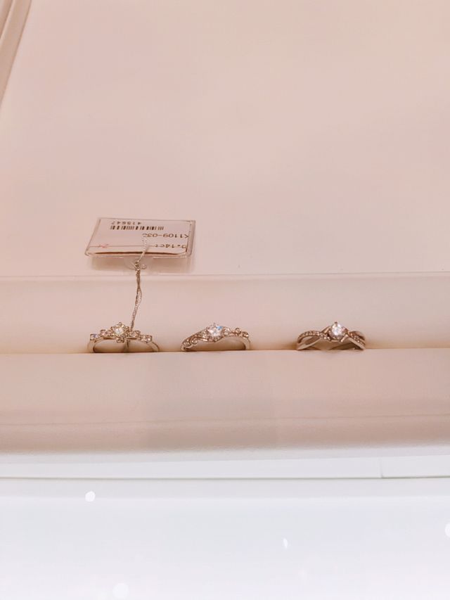 一番左の指輪にしました。