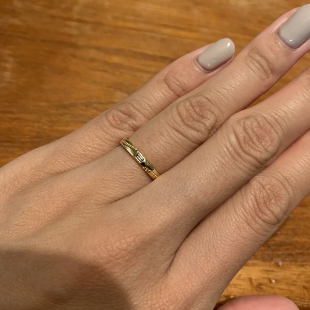 真ん中にスクエアカットのダイヤがさりげなく入っています。