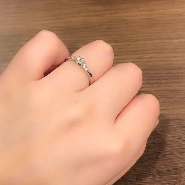 まだ入籍前なので、婚約指輪のみ付けてます