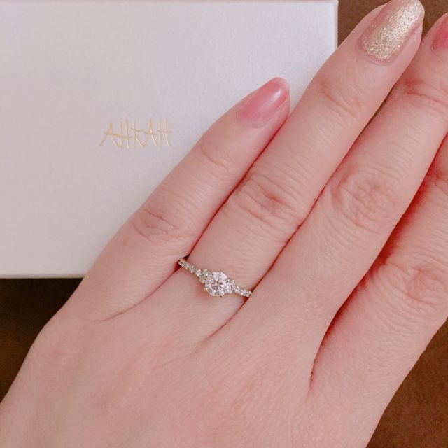 プロポーズのお花をイメージした台座にダイヤを置いてあります