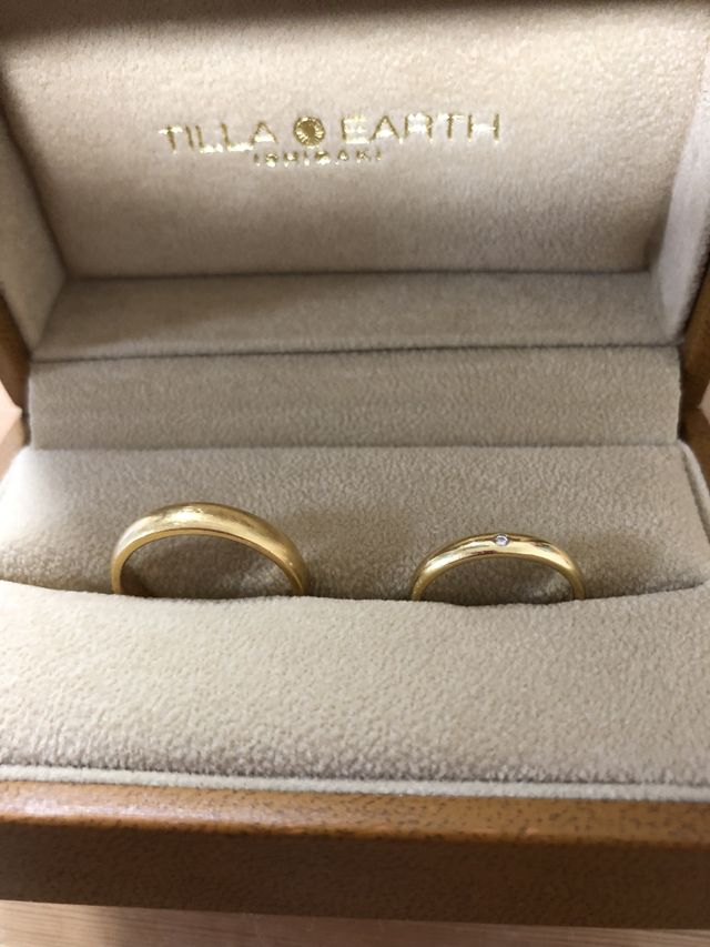 主人はつや消しタイプ、私はイエローゴールドにしました。