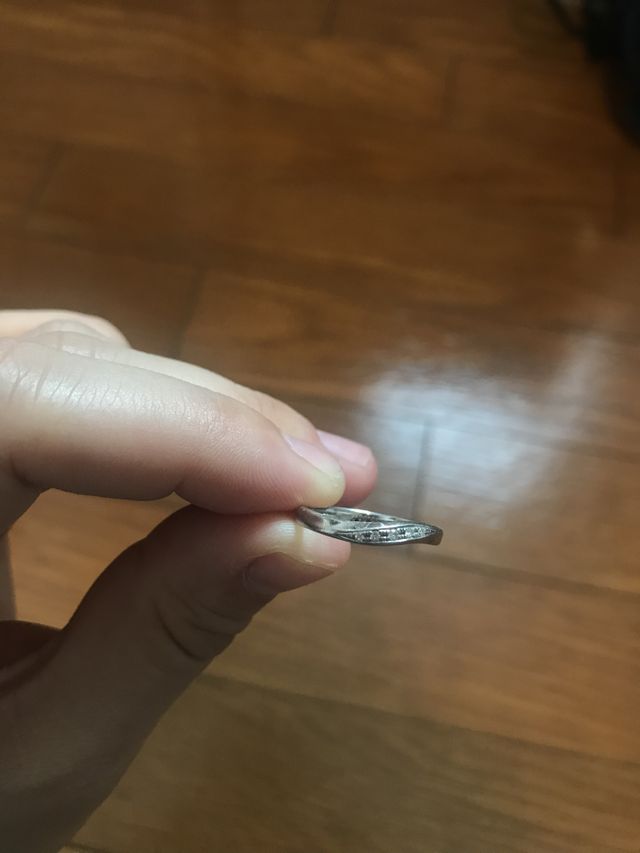 シンプルな結婚指輪です。