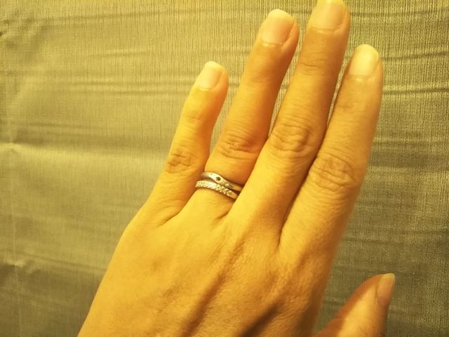 手をそろえた時に指に沿ってカーブする形とダイヤがとても素敵。