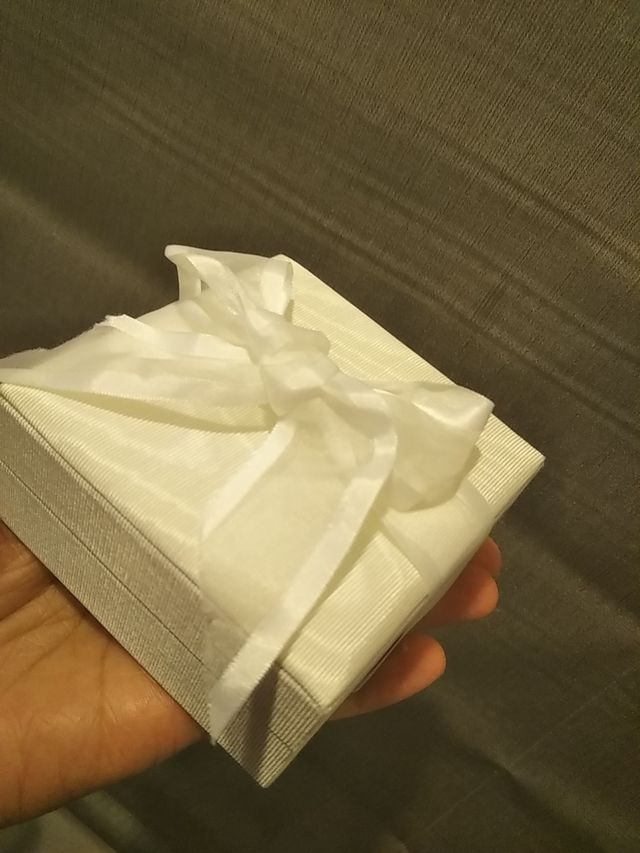 蓋はこんな感じ。純白のリボンがついていて開る楽しみになります