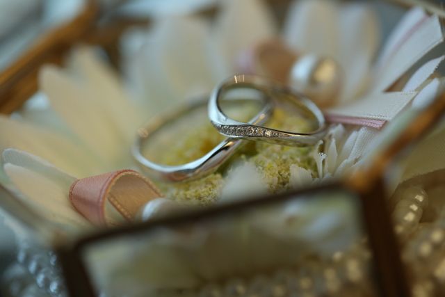 手作りのリングピローに載せた結婚指輪です。