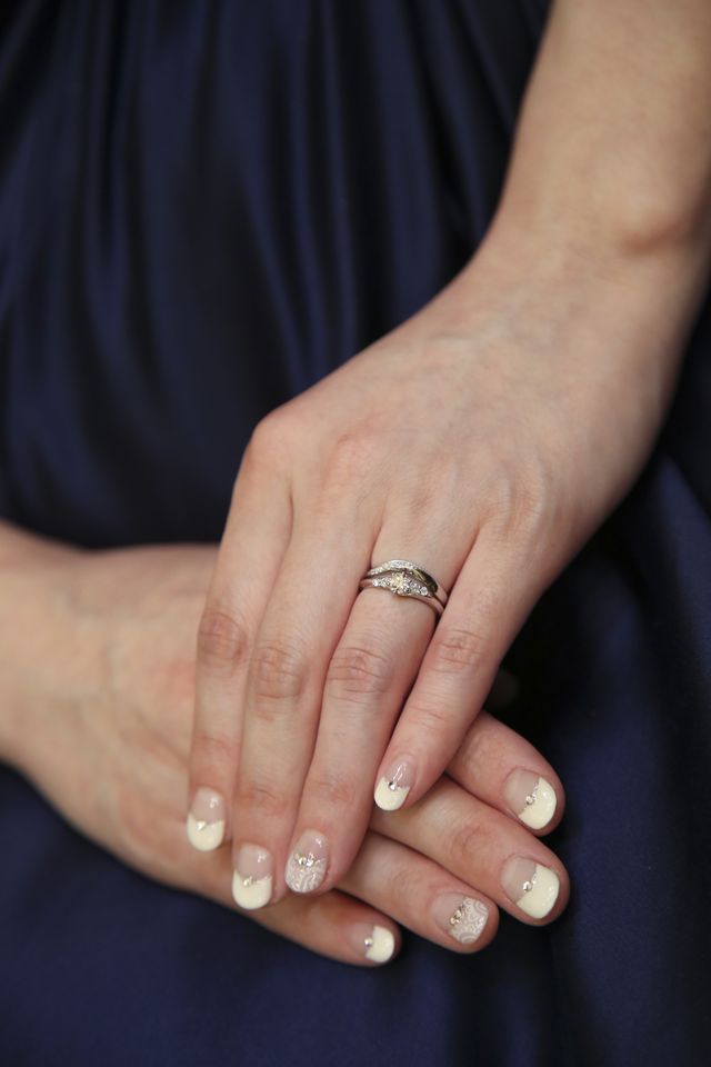 結婚指輪と婚約指輪を重ねづけした写真です。
