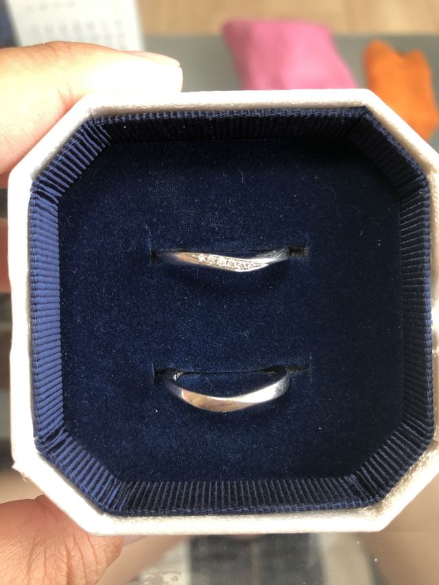 上のダイヤが入っている方が女性用です。