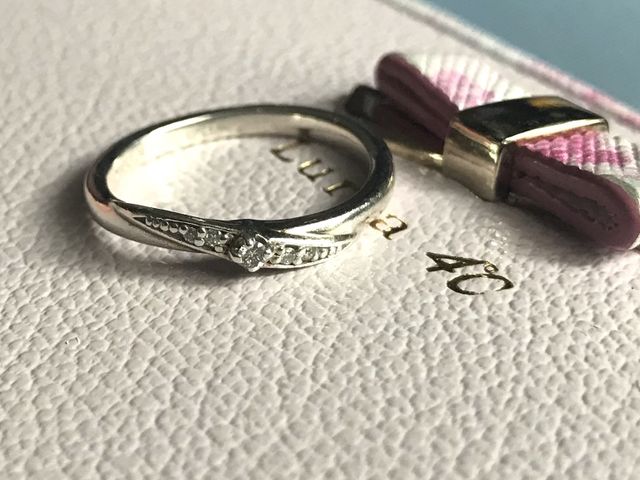 主人のは石が中に埋め込まれてるデザインで私のは写真の通りです