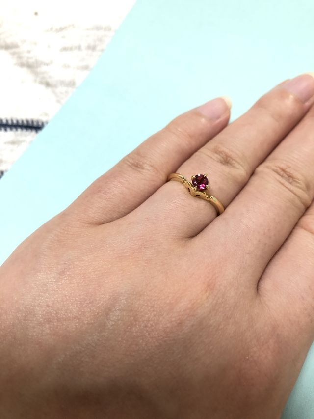 メインの石は濃いめのピンクトルマリン、手前にはルビーを配置