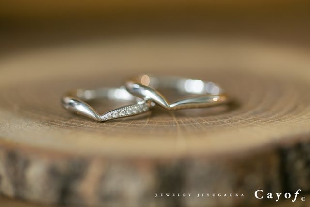 男性用はシンプルに、女性用にダイヤを入れました。