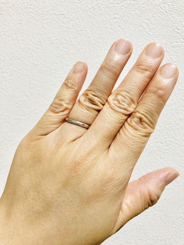 結婚指輪は、ウェーブラインとラインストーンがお気に入りです