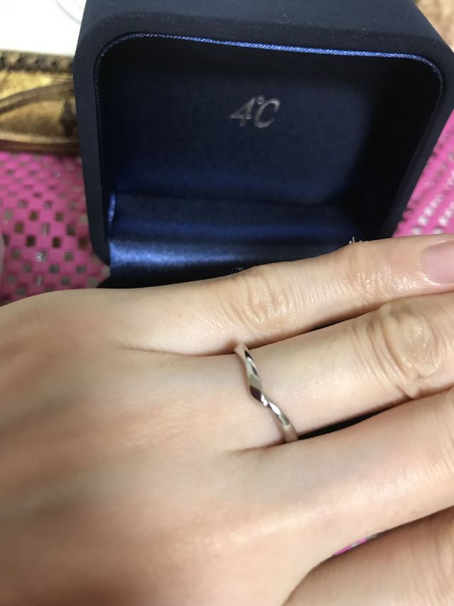 婚約指輪と一緒に使えるようなタイプにしました^ ^