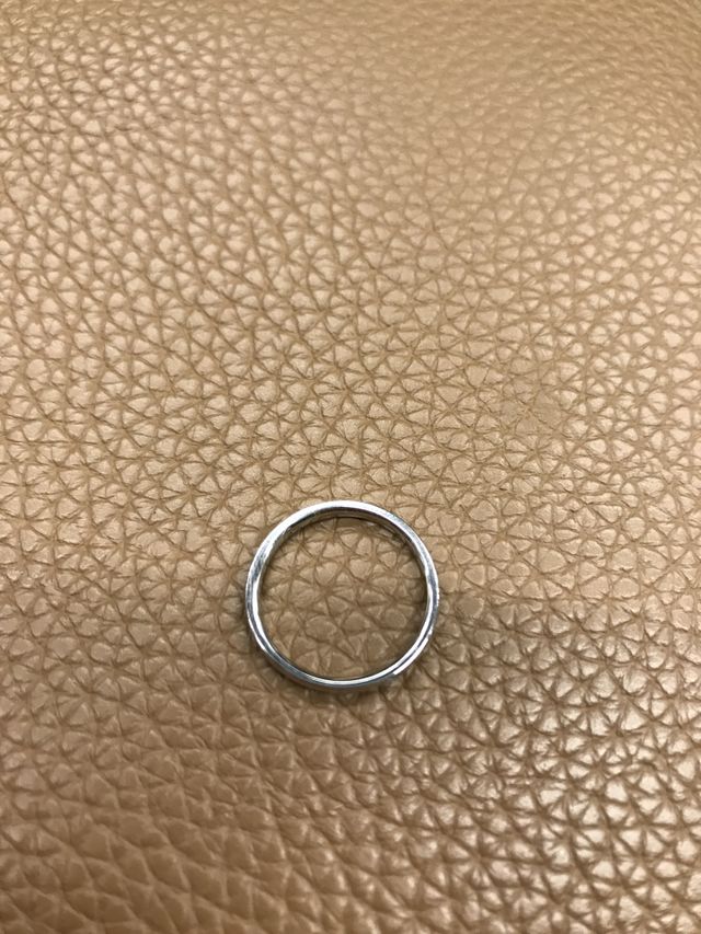 細身で丸みがあるデザインのため、指に馴染みやすいです。