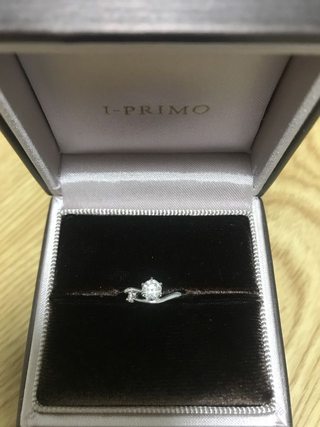 ボックスに入った婚約指輪