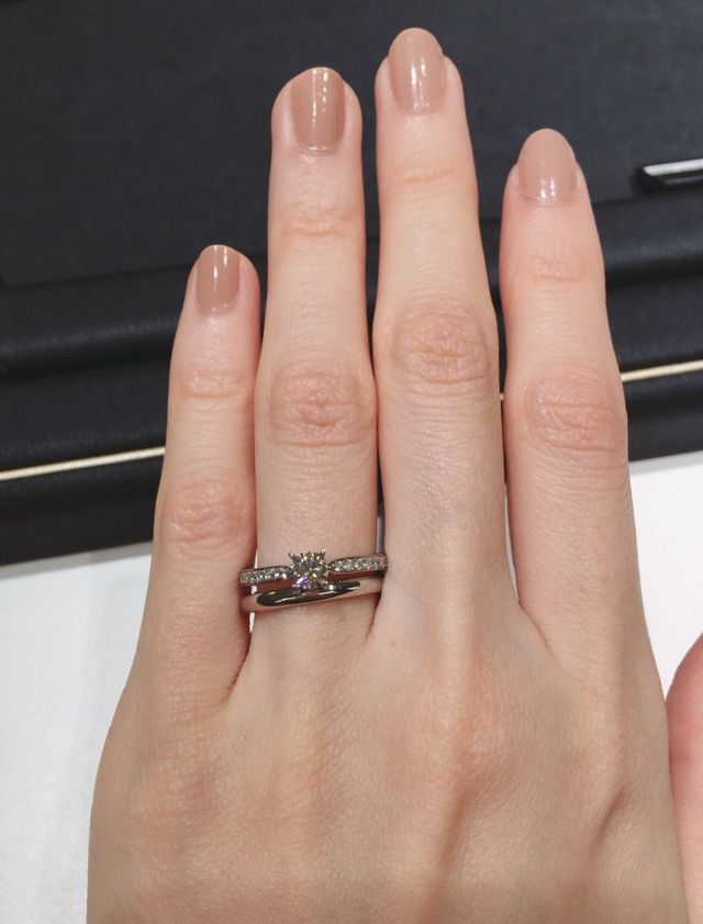 自分が選んだダイヤを土台に乗せて見せてもらったときの写真です