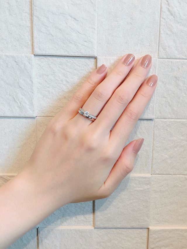ストレートデザインの結婚指輪に合わせるとぴったりです。