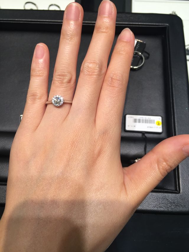 センターダイヤを囲んでいるダイヤがいっぱいついている