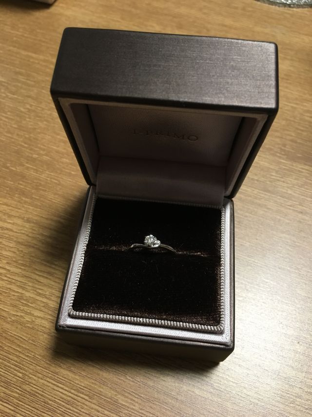 高さがなく、派手すぎず、シンプルなデザインです。