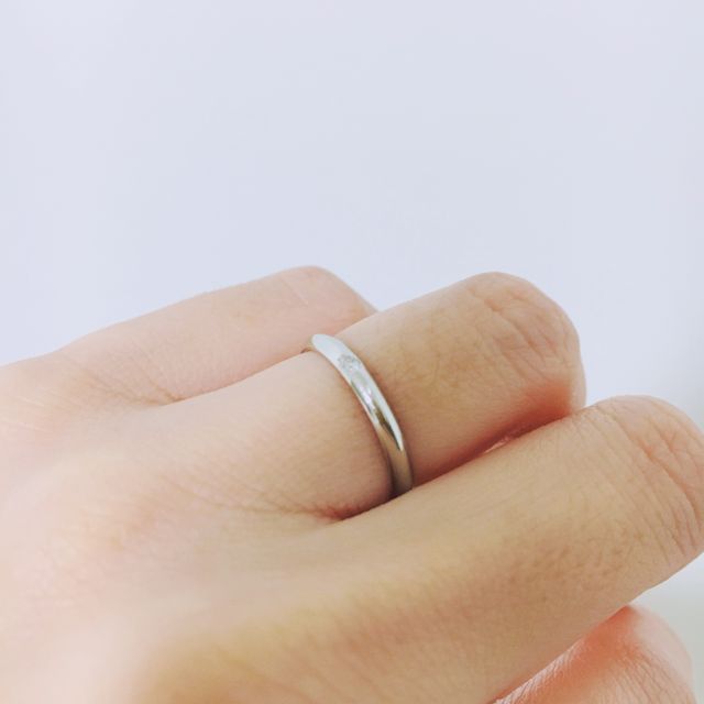 小さくダイヤがアクセントで可愛いです。