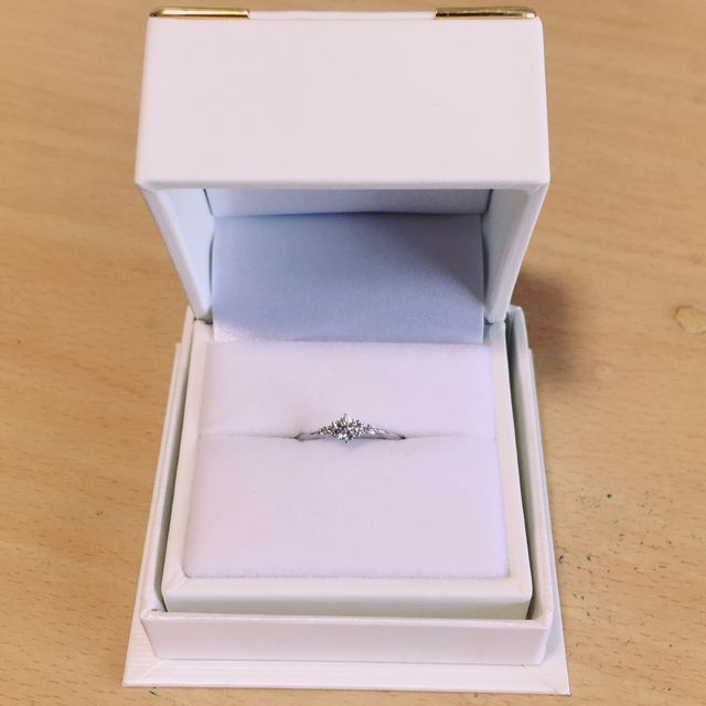 シンプルな真っ白な革の箱です。