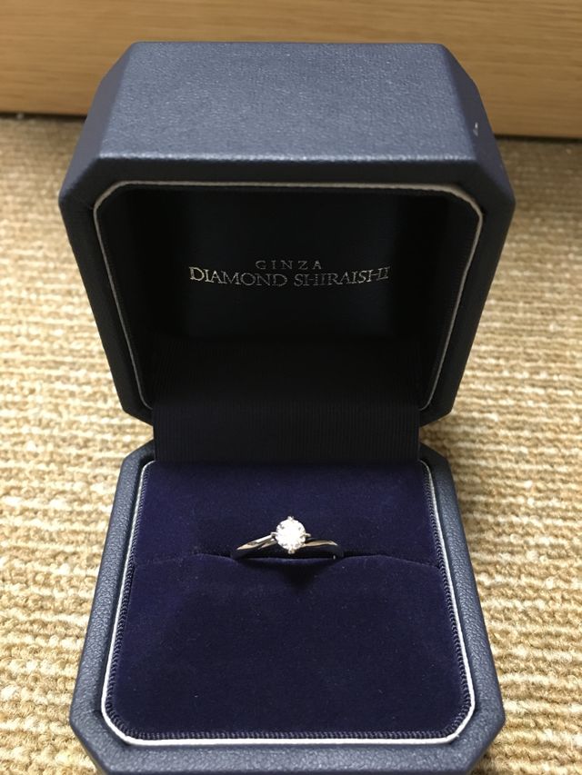 石を選んでプロポーズしてもらって、後日リングを選びました。