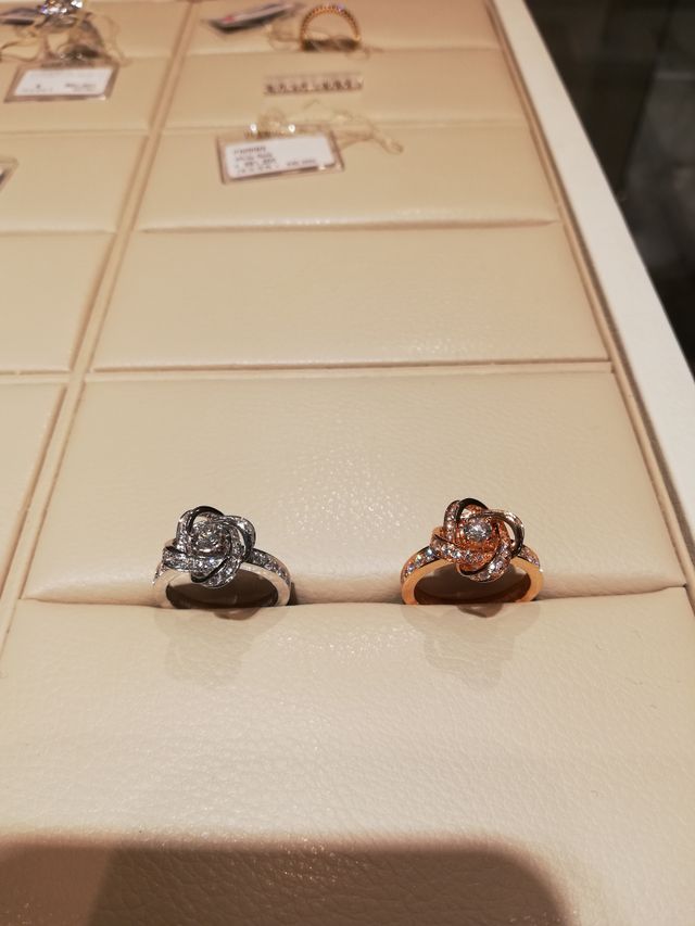 左がホワイトゴールド、右がピンクゴールド