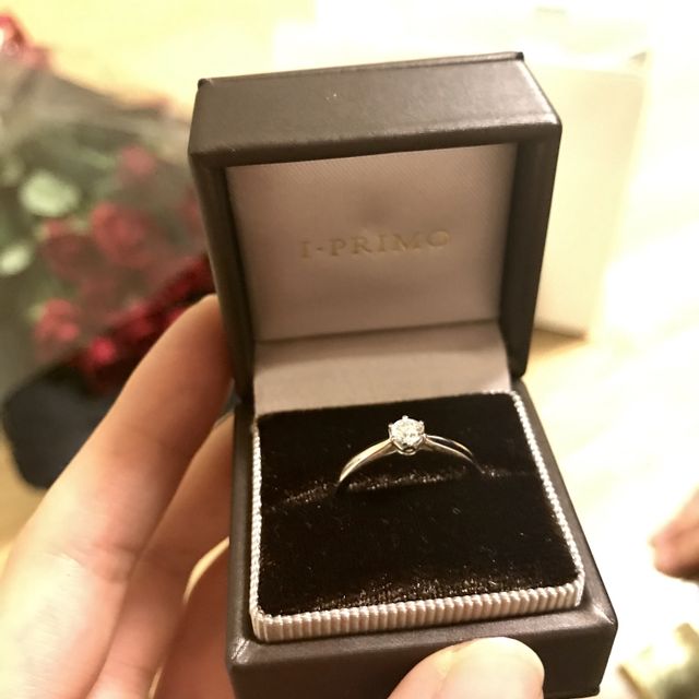 彼が内緒で用意してくれた婚約指輪です。