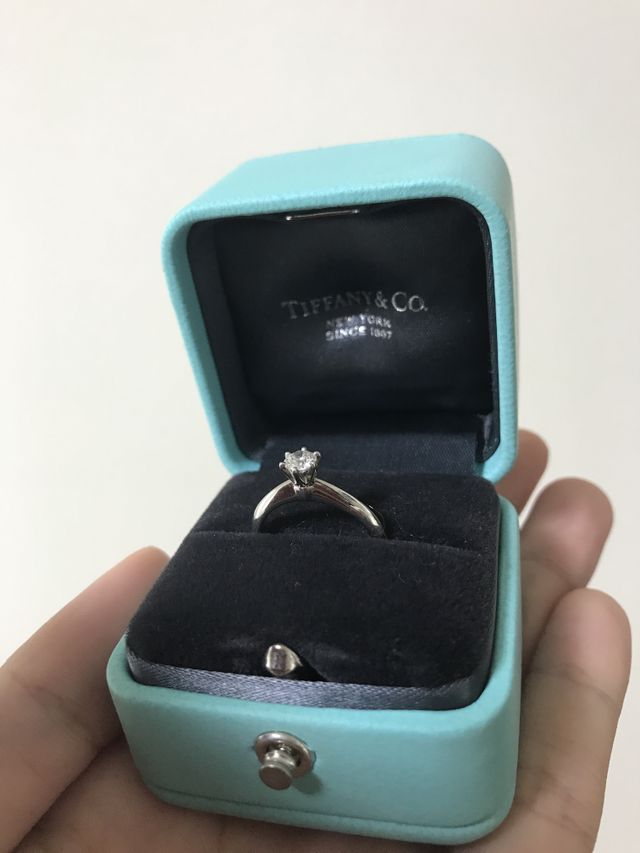 ティファニーセッティングのエンゲージリング