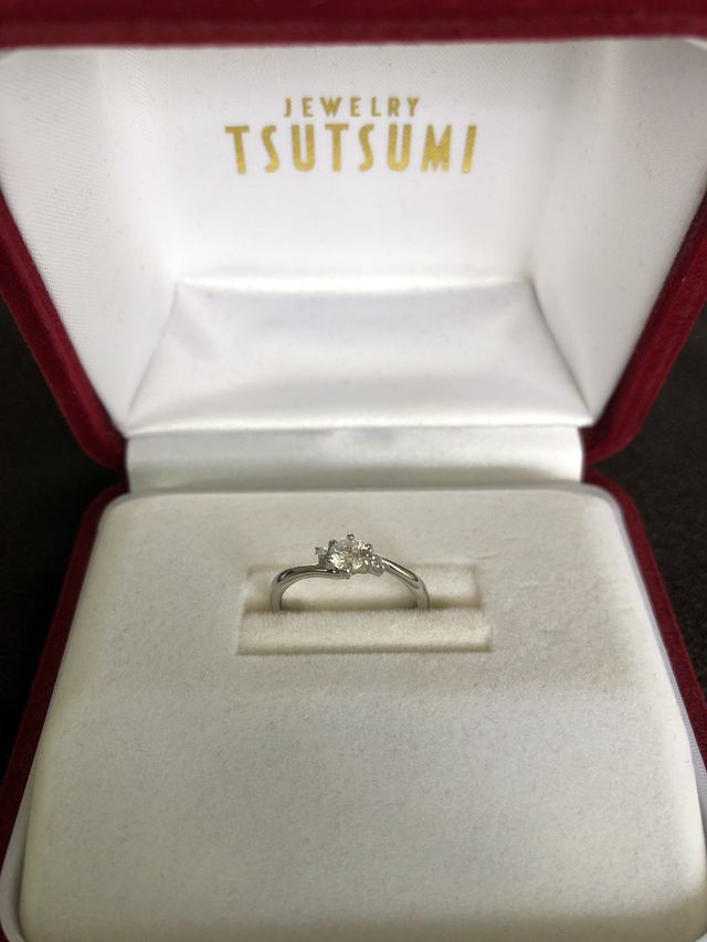 0.238カラットのダイヤに左右にもついたデザインです。