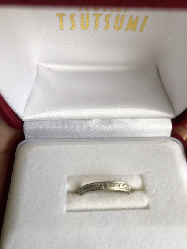 10個の小さなダイヤが付いています。