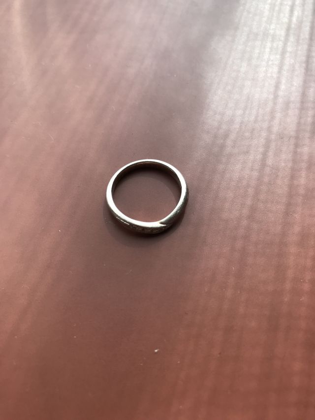 婚約指輪と重ねてつけられるタイプの指輪