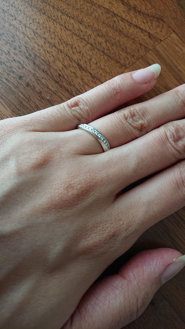 指輪をつけている写真です