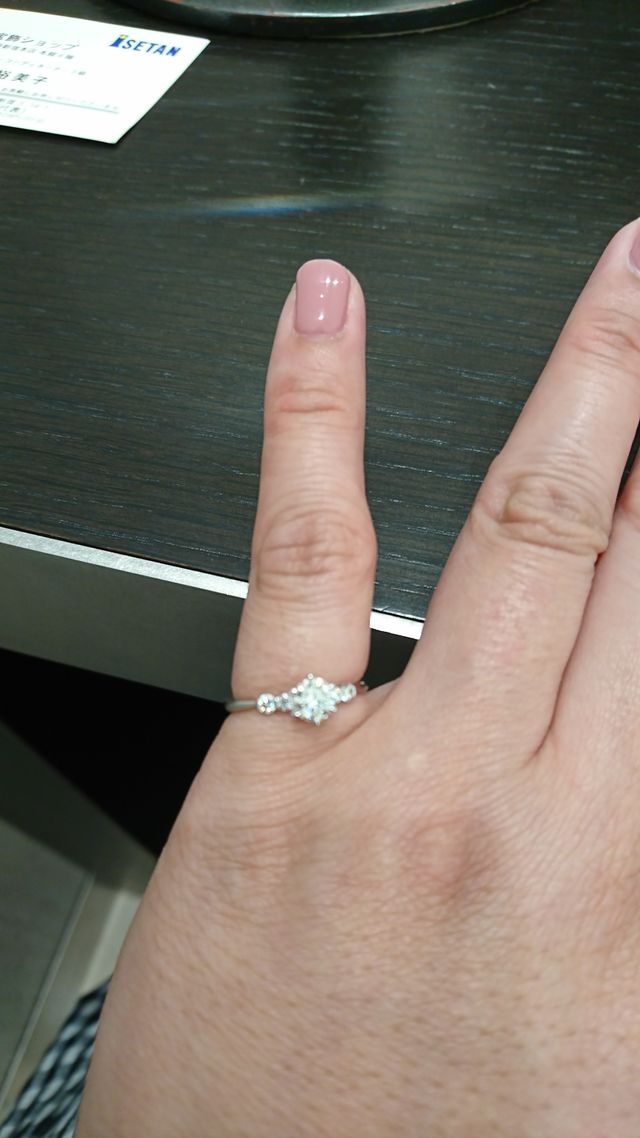 リングが細めなのでダイヤが際立ちます