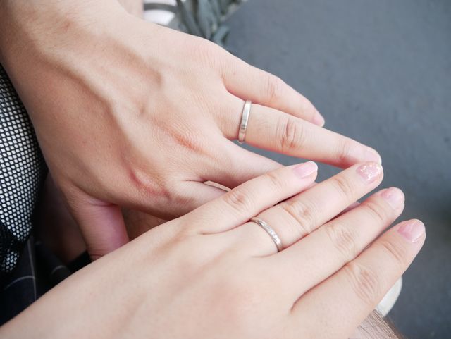 スタッフさんが手指の形に合ったデザインを見立ててくれた