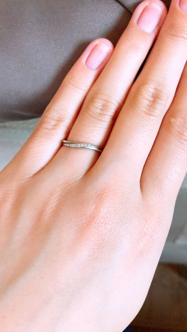 細いリングでカーブしているデザイン。ダイヤは7石。