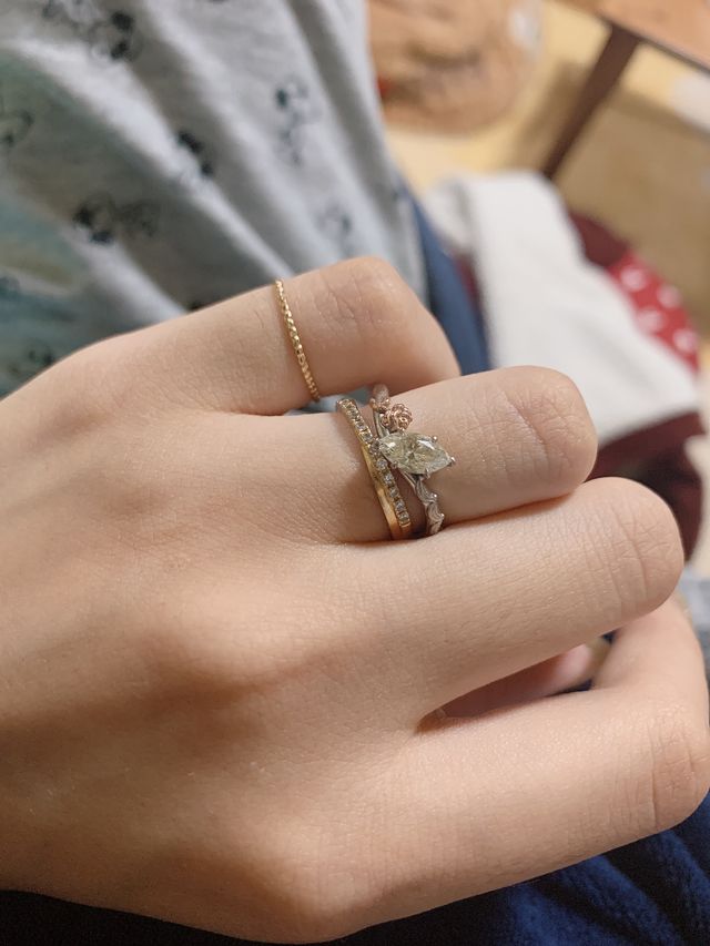 上のものが婚約指輪で下が結婚指輪です
