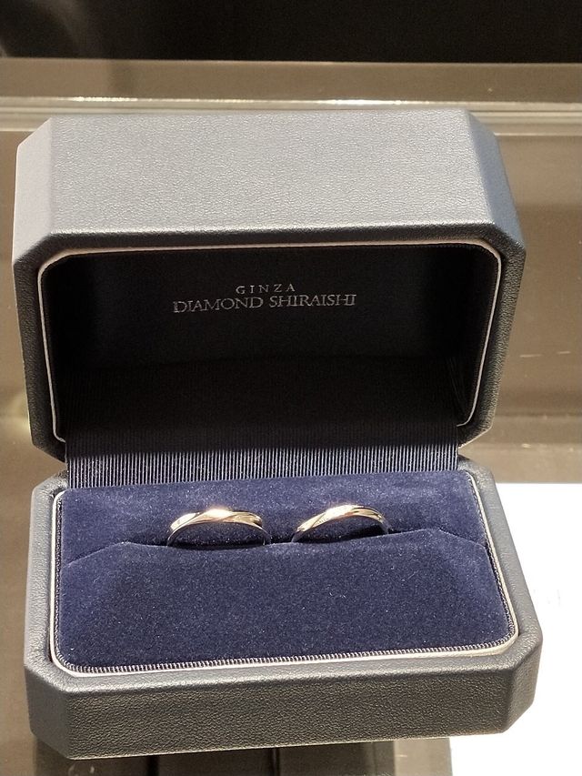 右の指輪が実物です