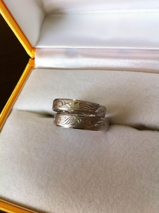 お互いのイニシャルと、二つの指輪で一対の羽が描かれています。