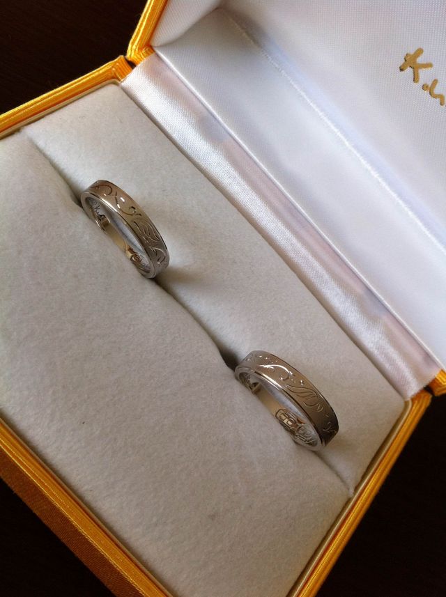 全体に永遠を意味する唐草が刻まれています。