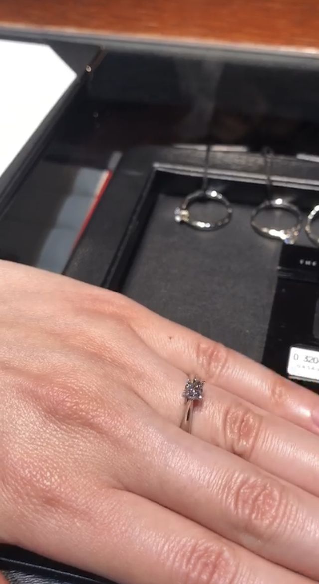 一粒ダイヤモンド、4点どめの爪で爪もとても細く繊細な作りです