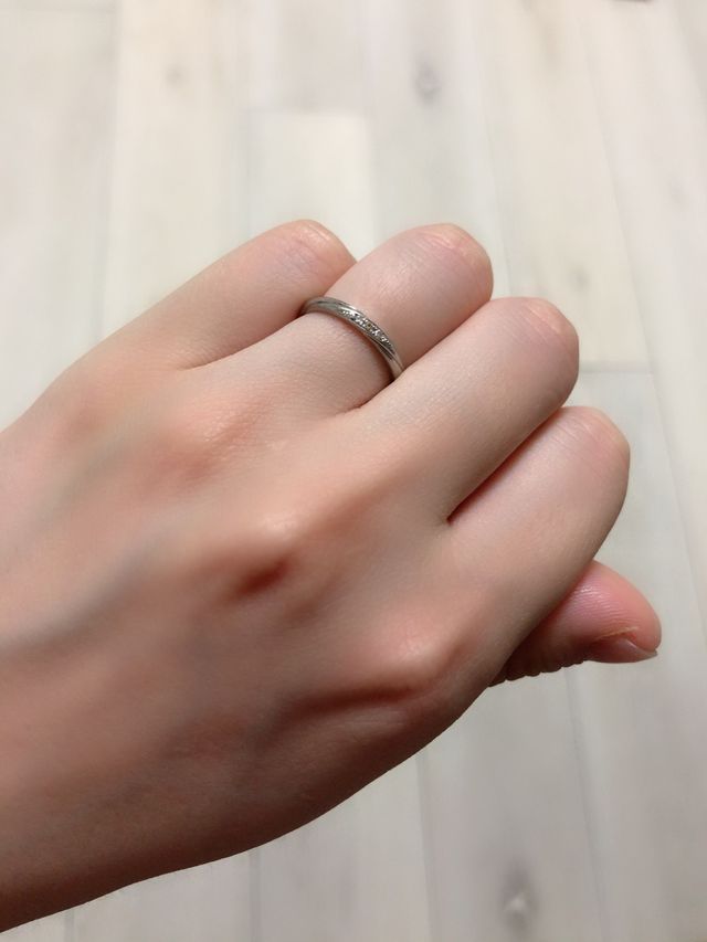 幅が華奢でダイヤもさり気なくキラッと控えめです。