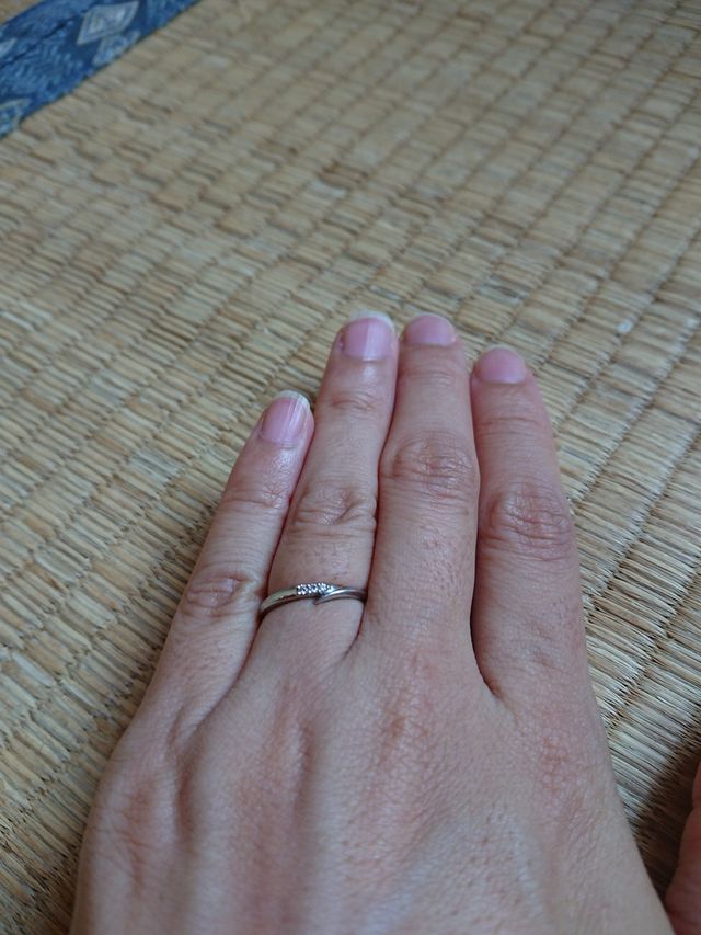 細いリングで、可愛いデザインが好みです。