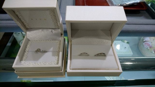 納品です。結婚指輪の方は、桐箱にも変更できます。
