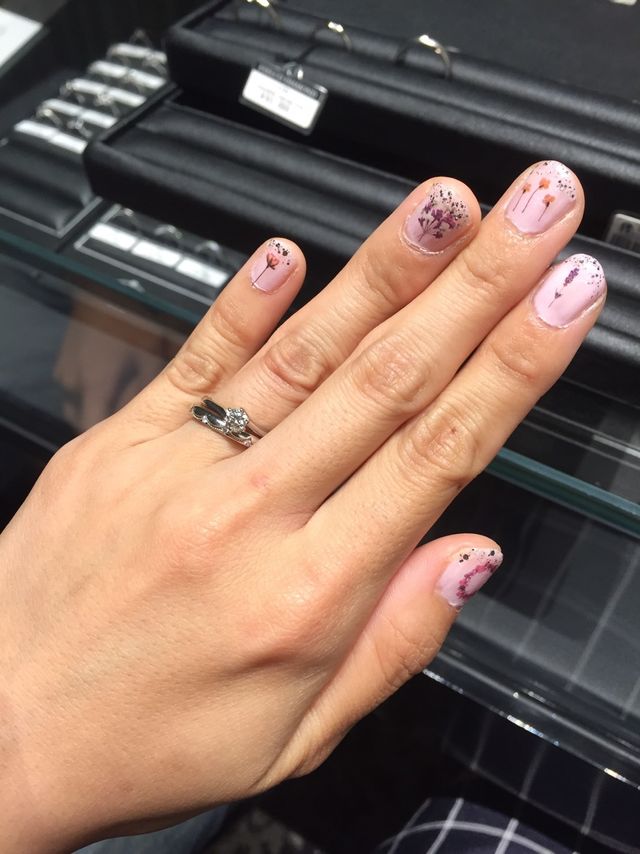 花嫁のヴェールをイメージしたデザインの結婚指輪です。