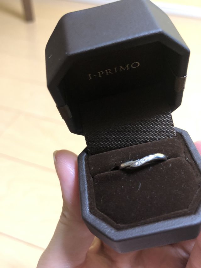 ゆるいV型になっているので、指が細長く見えます。